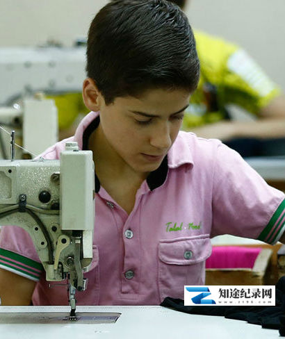 [BBC]广角镜 揭秘制衣厂难民劳工 Undercover:The Refugees Who Make our Clothes-知途纪录片网盘资源下载